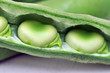 Legumi, fave fresche dell' orto, sgusciate - baccelli