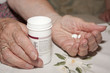 Hände mit Tabletten