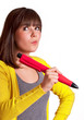 Frau hält übergroßen Stift in der Hand