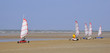 Panoramique de chars à voile sur une plage de Normandie
