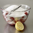 faire macérer les fraises avec le sucre, le jus de citron et la gousse de vanille 