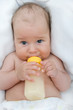 Baby mit Nuckelfläschchen, ängstlich