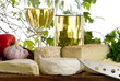 quesos y vino blanco