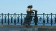 Video: MUJER SOLA CONTEMPLANDO EL MAR MUJER SOLA CONTEMPLANDO EL MAR