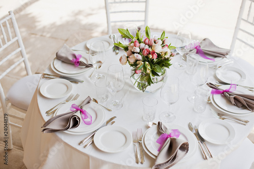 Foto: Place setting and centerpiece at wedding reception Place setting and centerpiece at wedding reception