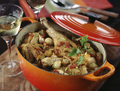 Foto: coq au vin in a casserole dish coq au vin in a casserole dish