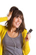 Frau tanzt mit MP3-Player in der Hand
