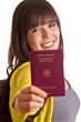 Frau zeigt Reisepass