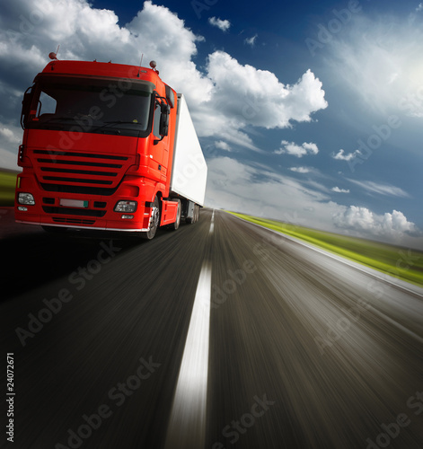 Foto: Truck on road Truck on road