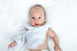 Baby mit Mullwindel in Schmusedecke