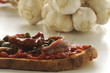 Crostino con acciughe capperi e pomodoro