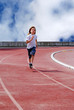 Enfant courant sur une piste d'athlétisme Enfant courant sur une piste d'athlétisme