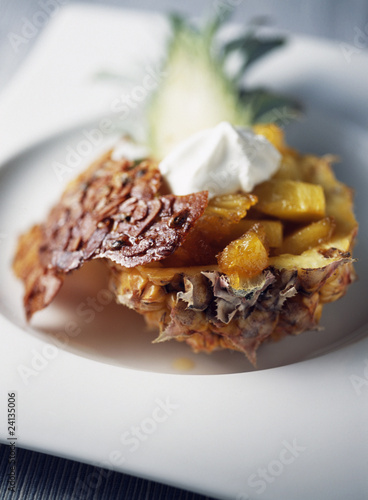 Foto: pan-fried pineapple with rum,whipped cream and almond tuile biscuit pan-fried pineapple with rum,whipped cream and almond tuile biscuit
