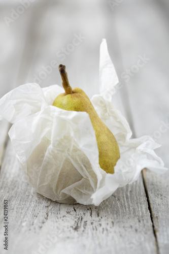 Foto: pear wrapped in silk paper pear wrapped in silk paper