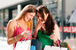 Frauen beim Shopping mit Taschen