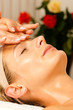 Frau erhält eine Wellness Kopfmassage