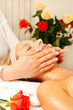 Frau erhält eine Wellness Kopfmassage