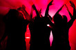 Leute tanzen in Disco mit Lichtshow Leute tanzen in Disco mit Lichtshow