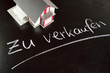 Schild zu verkaufen mit Haus