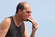 Foto: Mann beim Essen einer Wassermelone Mann beim Essen einer Wassermelone