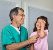 Photo en ligne au meilleur prix Pediatric doctor and young female patient laughing