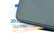 Billets d'euros dans porte-feuille sur fond blanc