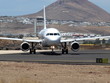Foto: Ein Flugzeug rollt auf Lanzarote zum Start Ein Flugzeug rollt auf Lanzarote zum Start