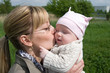 Mutter küsst Baby