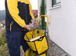 Briefträger mit Transportkarre