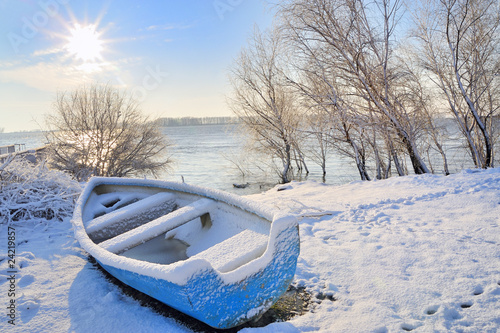 Foto: blue boat on danube river blue boat on danube river