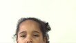 regard discret d'une petite fille
