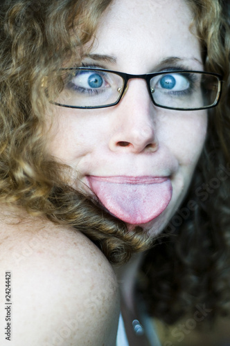 Photo : jeune femme qui tire la langue jeune femme qui tire la langue