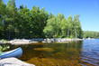 Kanu in Bucht an Waldsee