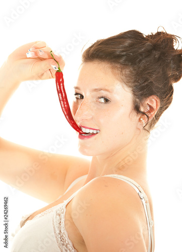 Foto: Schöne Frau ißt rote chili schote Schöne Frau ißt rote chili schote