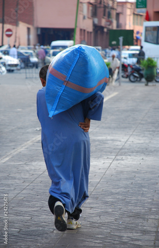 Foto: Hombre cargando saco Hombre cargando saco