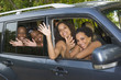 Jeunes filles dans un 4X4 au bord de la plage Jeunes filles dans un 4X4 au bord de la plage