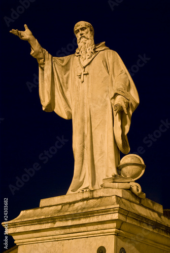 Foto: Umbria, Norcia, statua di S. Benedetto 2 Umbria, Norcia, statua di S. Benedetto 2