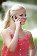 Frau telefoniert im Freien freundlich, Phone outdoors, smiling 2