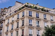 Façades en coin, immeuble parisien.