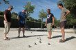 Hommes jouant à la Pétanque sur un Boulodrome #2