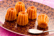 Photo: Canelés sur une assiette Marron et motifs à fleurs Canelés sur une assiette Marron et motifs à fleurs