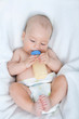 Baby mit Milchfläschchen
