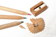 crayons de couleurs et taille-crayon