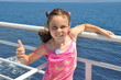 fillette de 8 ans heureuse sur le bâteau de croisière