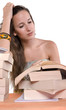 jeune femme qui lit des romans