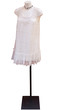 Mannequin à la robe blanche.