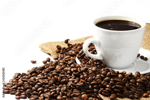 Foto: kaffeebohnen vor kaffeetasse und jutesack kaffeebohnen vor kaffeetasse und jutesack
