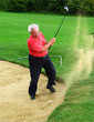 Seniorengolfer beim Bunkerschlag
