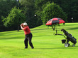 Seniorengolfer beim Fairwayschlag