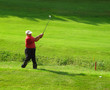 Seniorengolfer in Hanglage
